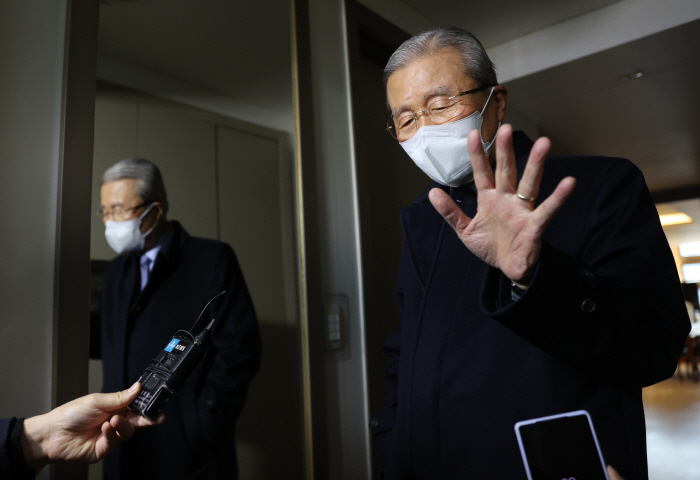 김종인 위원장이 지난달 23일 서울 광화문 자신의 사무실 앞에서 만난 취재진의 물음에 답하고 있다. /연합뉴스