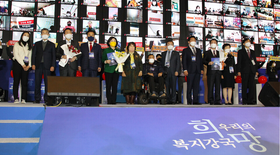 10일 서울 코엑스에서 '우리의 희망, 복지강국'이라는 슬로건으로 진행된 사회복지비전 선포대회에서 윤석열·심상정·안철수 후보는 복지사각지대 해소, 사회복지 종사자 처우 개선 등의 아젠다에 공감했다. /옥지훈 기자