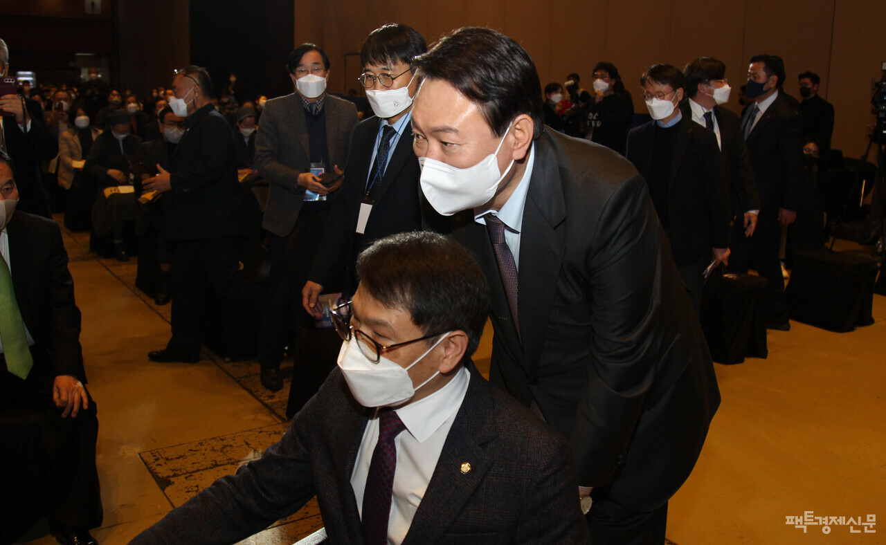 국힘의힘 윤석열 후보가 이종성 국민의힘 의원을 태운 휠체어를 밀며 등장하고 있다./ 옥지훈 기자