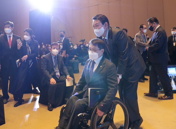 10일, 서울 강남구 코엑스에서 진행된 사회복지비전 선포대회에서 윤석열 국민의힘 대선후보가 이종성 의원의 휠체어를 밀고 등장했다./김현우 기자