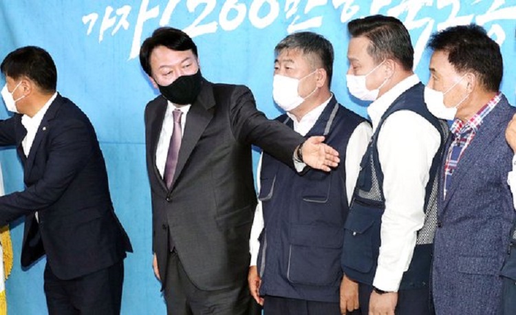 윤석열 국민의힘 후보가 지난 9월 15일 한국노동조합총연맹을 방문해 김동명 위원장 등과 기념촬영을 하고 있다. /국회공동사진기자단=연합뉴스