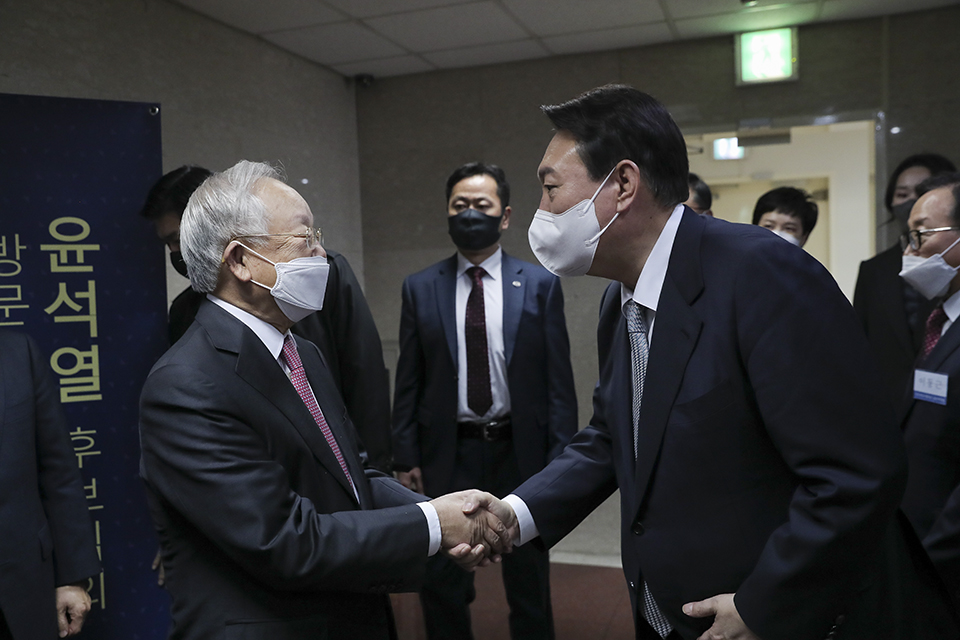 지난 9일 한국경영자총협회 간담회를 방문한 윤석열 국민의힘 후보가 손경식 회장과 인사를 나누고 있다. /한국경영자총협회