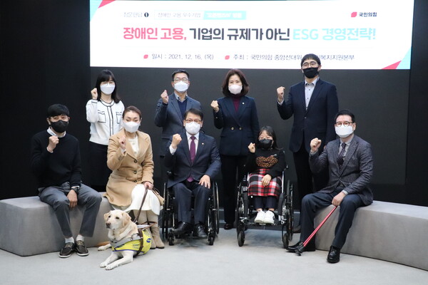 이종성 장애인복지지원본부장이 16일 ‘장문현답(장애인 문제는 현장에 답이 있다)’ 첫 행선지로 장애인 민간 고용촉진 우수기업인 오픈핸즈(주)를 방문했다./최수빈 기자