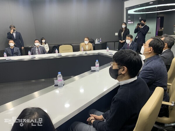 시각장애가 있는 직원 사고를 예방하기 위해 테이블은 둥근 모서리를 갖췄다./최수빈 기자