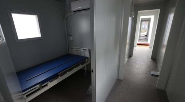 서울 중랑구 서울시의료원에 컨테이너 병상 설치작업이 계속되고 있다./연합뉴스