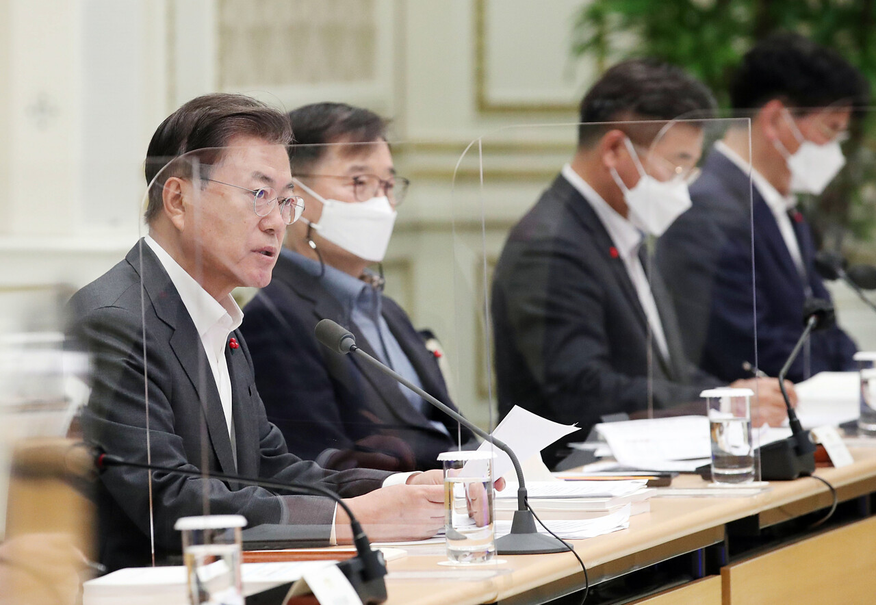 문재인 대통령이 20일 청와대 영빈관에서 열린 확대 국민경제자문회의에 참석, 발언하고 있다. /연합뉴스