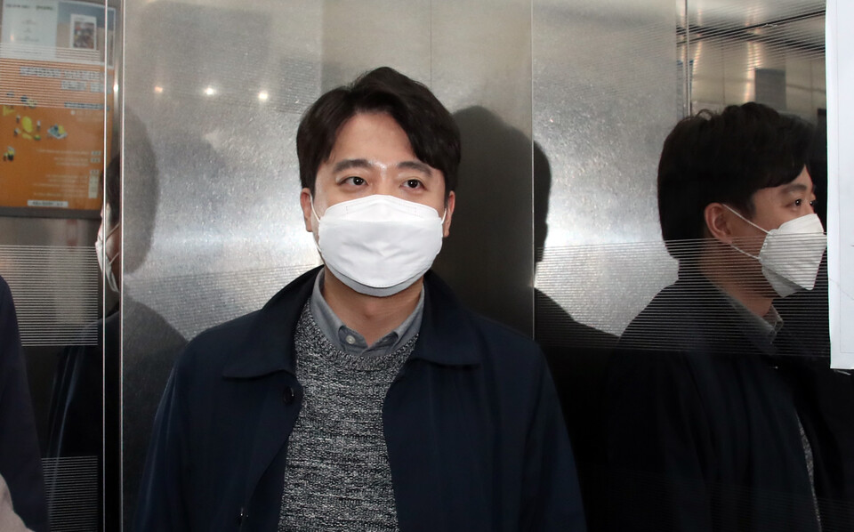 국민의힘 이준석 대표가 21일 오후 국회 당 대표 회의실에서 상임선대위원장 사퇴 발표 기자회견을 마친 뒤 엘리베이터를 타고 있다. / 연합뉴스