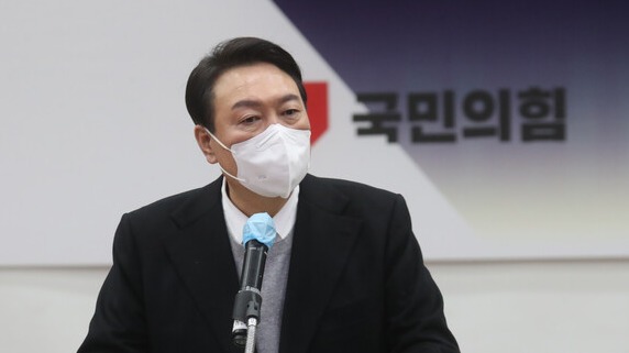 국민의힘 윤석열 대선 후보는 22일 전북 전주시에 위치한 전북대학교에서 간담회를 가졌다. /연합뉴스