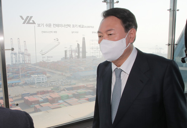 윤석열 국민의힘 대선 후보가 23일 오후 전남 광양시 여수광양항만공사를 방문해 컨테이너부두 시설을 살펴보고 있다. /연합뉴스