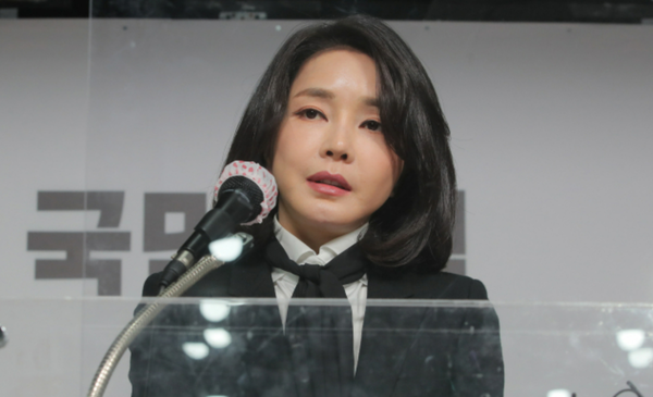 윤석열 국민의힘 대선 후보 부인 김건희 코바나컨텐츠 대표가 26일 오후 서울 여의도 국민의힘 당사에서 자신의 허위 이력 의혹과 관련해 입장문 발표를 하고 있다./연합뉴스