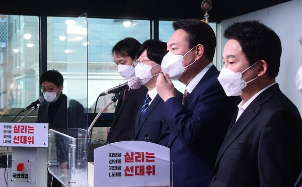 국민의힘 윤석열 대선후보가 27일 서울 여의도 국민의힘 중앙당사에서 열린 자본시장 공정회복 정책공약 발표에서 발언하고 있다. 오른쪽은 후보 공약을 총괄하는 원희룡 전 제주지사. /연합뉴스