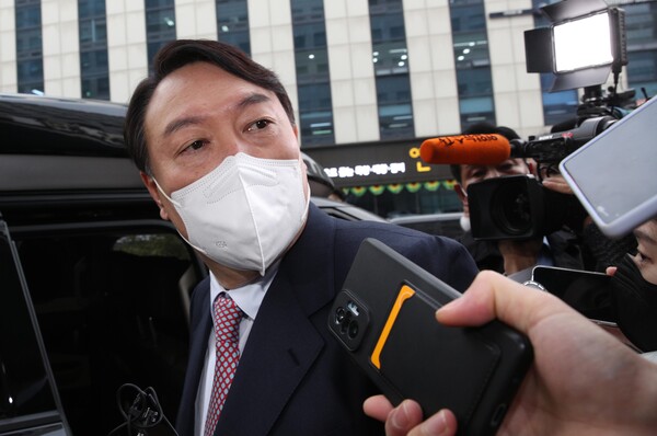 국민의힘 윤석열 대선 후보가 16일 오전 서울 여의도 새시대준비위원회 사무실을 나서며 부인 김건희 씨의 '허위 이력' 논란과 관련한 질문을 하는 취재진을 바라보고 있다. /국회사진기자단=연합뉴스