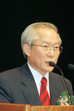 1997년 7월 5일 경기도 수원 문예회관에서 열린 신한국당 대통령 후보 경선 후보자 합동연설회에 참석한 이회창 후보가 연설을 하고 있다. /연합뉴스