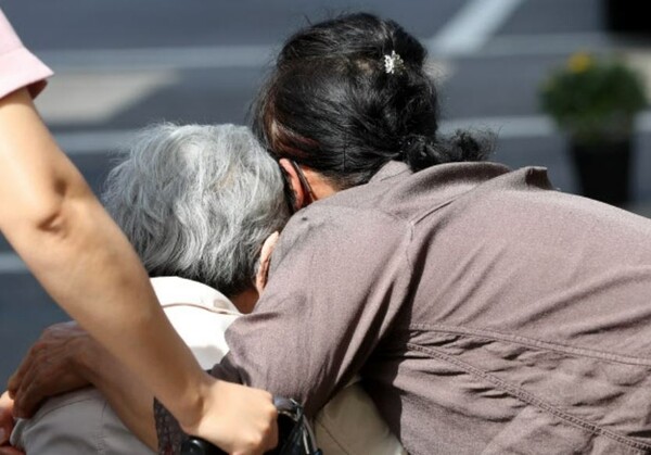 한 요양원에서 입소 어르신이 딸과 볼을 맞대며 인사하고 있다./ 연합뉴스