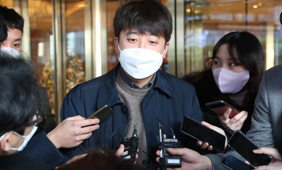 국민의힘 이준석 대표가 22일 서울 중구 롯데호텔에서 김종인 총괄선대위원장과 회동한 뒤 호텔을 나서며 취재진의 질문을 받고 있다. / 연합뉴스