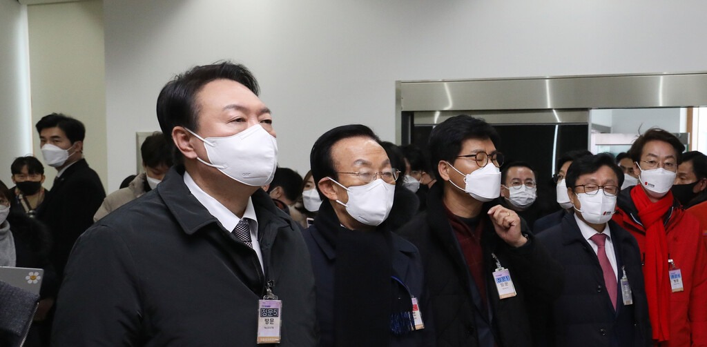 윤석열 국민의힘 대선 후보가 29일 오후 경북 울진군 신한울 3·4호기 건설중단 현장을 방문, 메인전망대에서 관계자의 설명을 듣고 있다. /연합뉴스