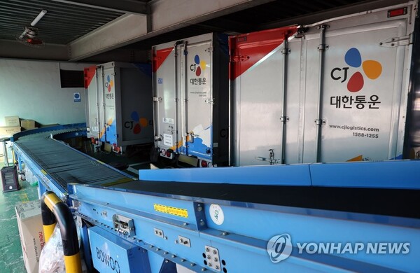 지난 26일 서울의 한 CJ대한통운 지점에 택배 차량이 멈춰 서 있다. 민주노총 전국택배노동조합(택배노조) CJ대한통운본부는 28일부터 택배노동자 과로사 방지를 위한 사회적 합의 이행을 촉구하며 무기한 총파업에 돌입했다./연합뉴스