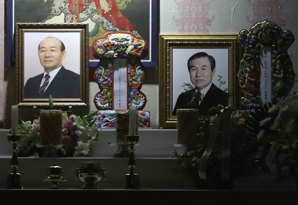 비극적인 한국 현대사를 장식했던 노태우·전두환 전 대통령이 약 한 달 간격으로 세상을 떠났다. 사진은 지난 11월 29일 대구 팔공산 동화사 대불전에 전두환 전 대통령과 노태우 전 대통령의 영정이 나란히 놓여 있는 모습. / 연합뉴스