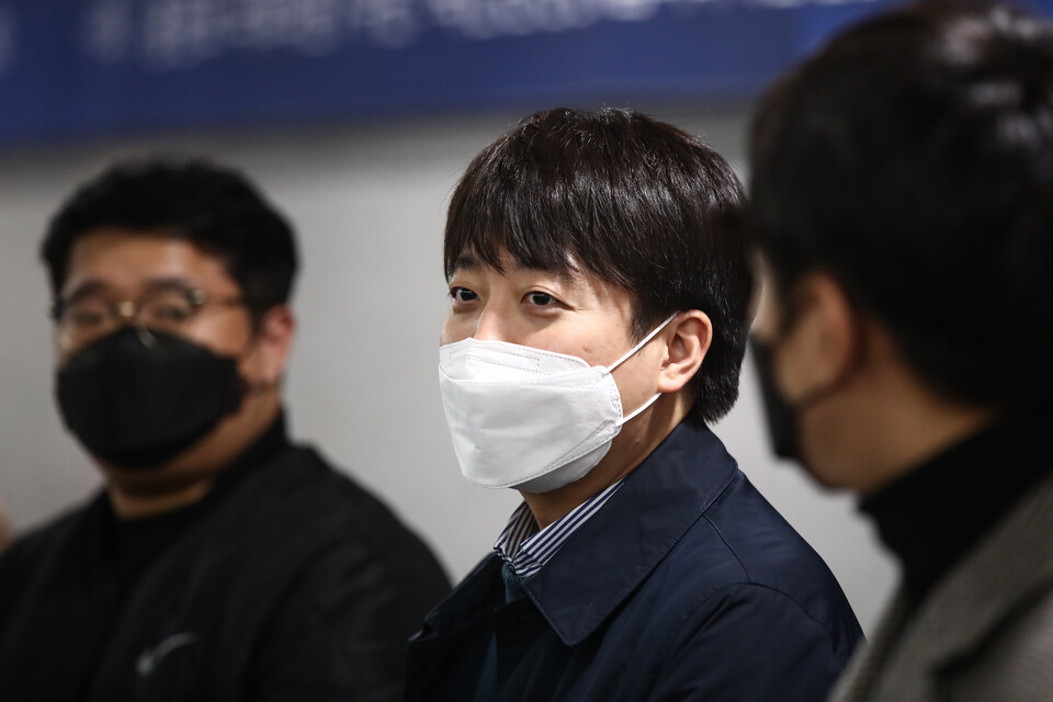 국민의힘 이준석 대표가 29일 국회 의원회관에서 열린 '한돈산업발전 토론회'에서 축사를 마친 뒤 복도에서 취재진의 질문에 답변하고 있다. / 연합뉴스