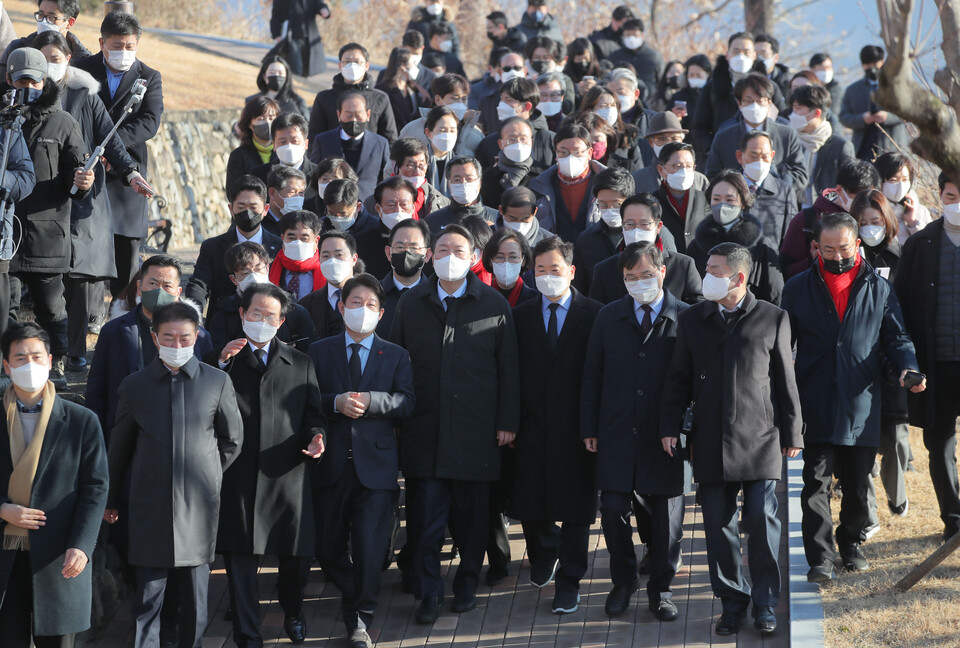 국민의힘 윤석열 대선 후보가 30일 오전 대구 동구 국립신암선열공원을 찾아 참배를 마친 뒤 발걸음을 돌리고 있다. / 연합뉴스