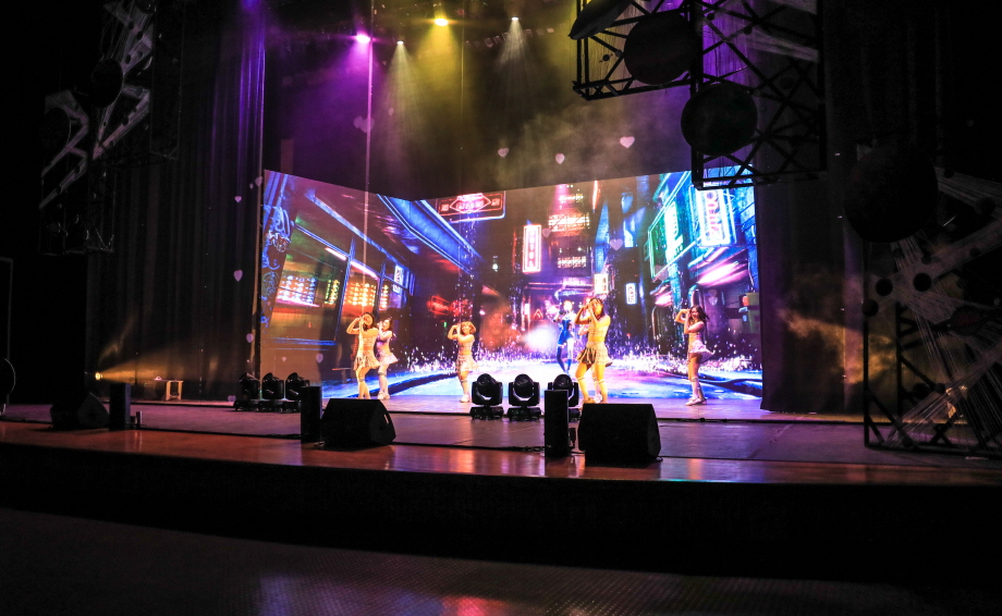 2021년 11월 부산 동서대학교 학생들이 참여해 만든 가상 아이돌 4명이 실시간 스트리밍으로 공개됐다./ 동서대학교