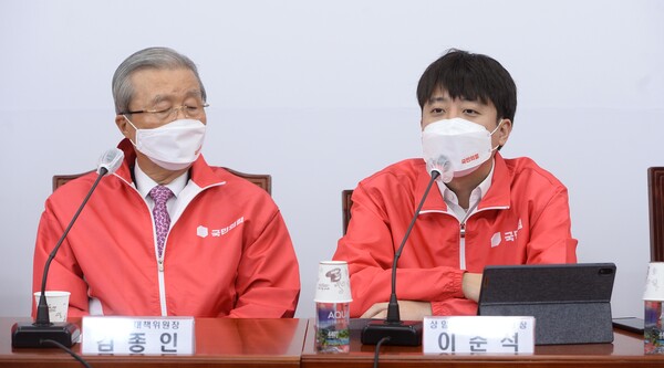 국민의힘 김종인 총괄선대위원장(왼쪽)과 이준석 당대표(오른쪽). /국회사진기자단=연합뉴스
