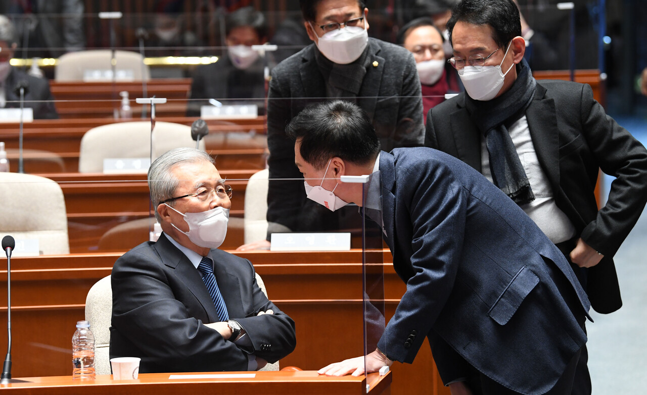 국민의힘 김종인 총괄선대위원장이 3일 서울 여의도 국회에서 열린 '변화와 단결' 의원총회에서 김기현 원내대표, 김도읍 정책위의장과 대화하고 있다. /연합뉴스