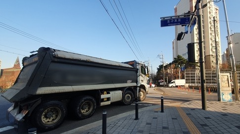 교차로에서 우회전하는 화물차. /연합뉴스