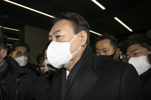 국민의힘 윤석열 대선 후보가 3일 오전 한국거래소 개장식 참석을 끝으로 공개 일정을 전면 취소하고 서울 여의도 국민의힘 당사로 들어오고 있다. /국회사진기자단=연합뉴스