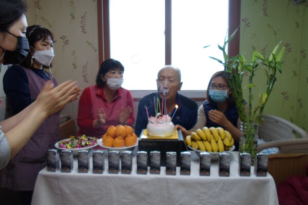 요양원에서 치른 아버지의 생신파티, 2021년 / 신희자 간호사