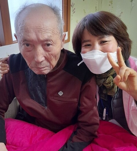 아버지와 신희자 간호사의 모습, 2021년 / 신희자 간호사