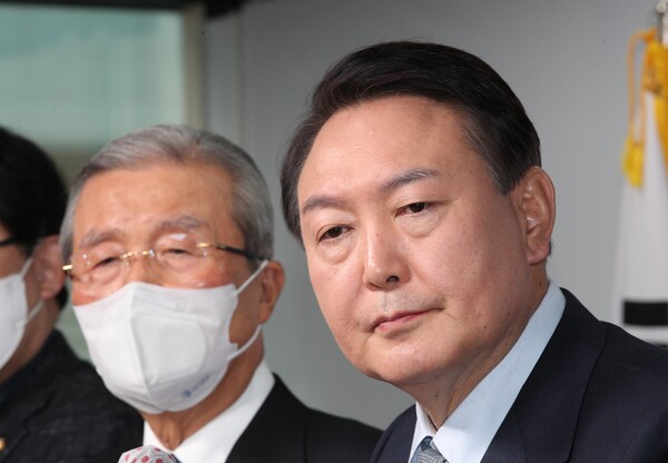 국민의힘 윤석열 대선 후보와 김종인 총괄선대위원장이 2일 서울 영등포구 국민의힘 당사에서 '윤석열의 정부혁신-디지털플랫폼정부' 공약을 발표한 뒤 취재진의 질문을 듣고 있다./연합뉴스