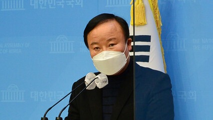 김재원 국민의힘 최고위원이 지난 5일 오후 국회 소통관에서 도이치모터스 관련 공정한 수사를 촉구하는 기자회견을 하고 있다. /연합뉴스