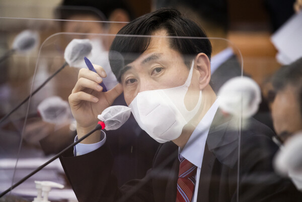국민의힘 하태경 의원이 지난달 16일 오전 국회에서 열린 국방위원회 전체회의에서 질의하고 있다./연합뉴스