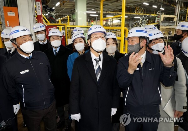 더불어민주당 이재명 대선 후보가 4일 오전 경기 광명시 기아 오토랜드 광명(옛 기아차 소하리공장)을 방문해 최준영 부사장과 유철희 공장장의 안내를 받으며 공장을 둘러보고 있다./연합뉴스