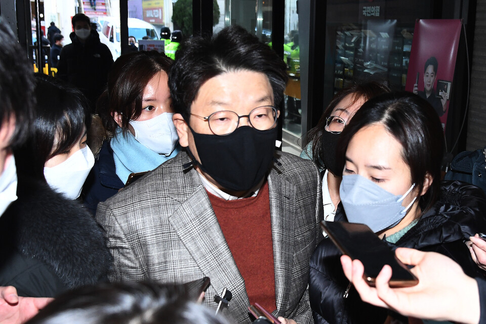 국민의힘 권성동 사무총장이 4일 오후 서울 여의도 당사에 들어서고 있다. / 연합뉴스