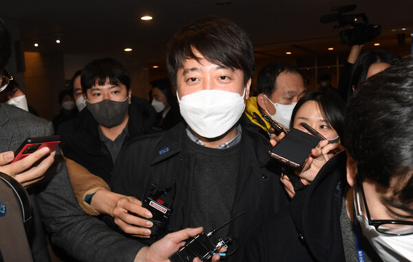 국민의힘 이준석 대표가 4일 서울 중구 대한상공회의소 국제회의장에서 열린 2022년 경제계 신년인사회를 마친 뒤 취재진의 질문을 받고 있다./연합뉴스