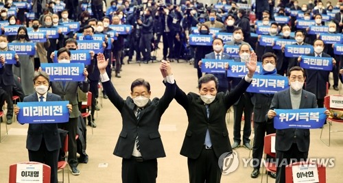 더불어민주당 이재명 대선 후보와 국가비전·국민통합위원회 공동위원장인 이낙연 전 대표가 5일 광주시 서구 김대중컨벤션센터에서 열린 국가비전·국민통합위원회 광주비전회의에서 인사하고 있다./연합뉴스