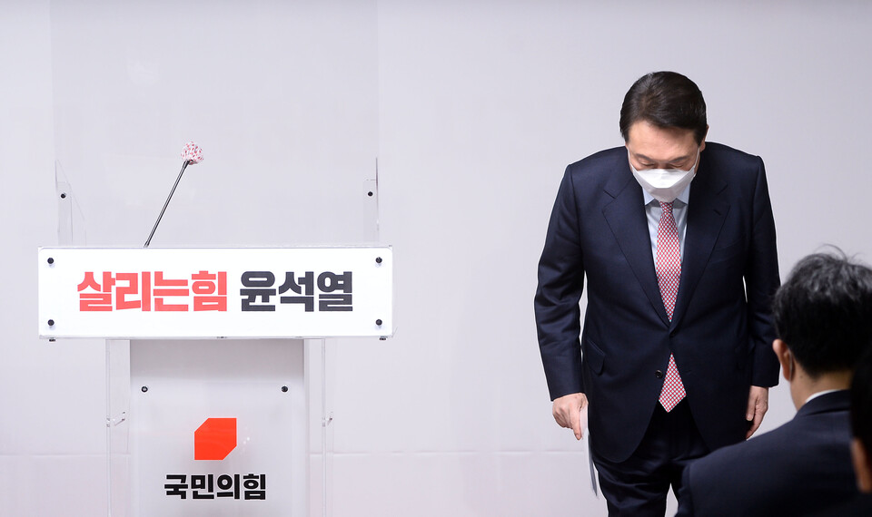 국민의힘 윤석열 대선 후보가 5일 오전 서울 여의도 당사에서 열린 선대위 관련 기자회견에서 인사하고 있다. / 연합뉴스