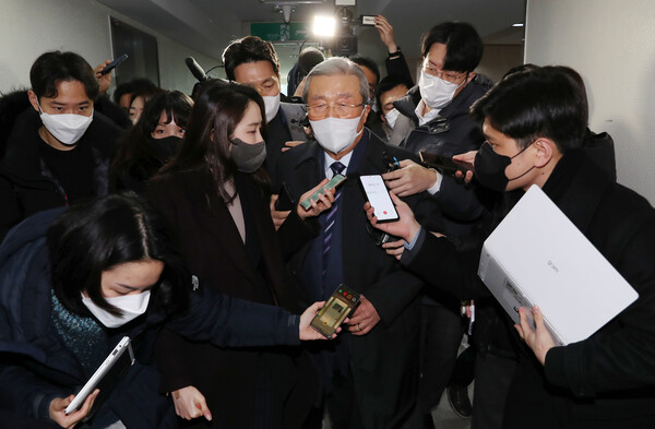 총괄선대위원장직에서 스스로 물러나겠다는 뜻을 밝힌 국민의힘 김종인 총괄선대위원장이 5일 오전 서울 종로구 자신의 사무실로 출근하며 취재진 질문에 답하고 있다. / 연합뉴스