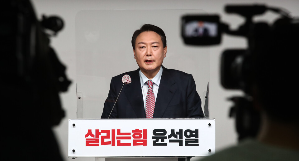 국민의힘 윤석열 대선 후보가 5일 오전 서울 여의도 중앙당사에서 선거대책위원회 해산 및 입장 발표 기자회견을 하고 있다. / 연합뉴스