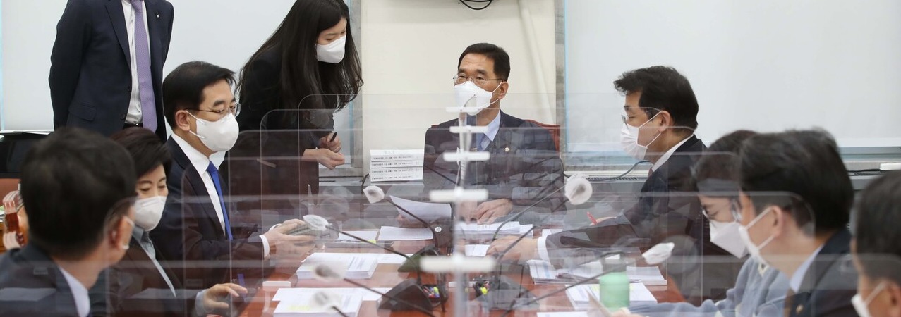 김주영 더불어민주당 의원이 4일 서울 여의도 국회에서 열린 기획재정위 안건조정위원회에 참석해 회의를 준비하고 있다. /국회사진기자단=연합뉴스