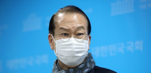 국민의힘 선거대책본부장으로 임명된 권영세 의원이 5일 오후 국회 소통관에서 취재진의 질문에 답하고 있다. /국회사진기자단=연합뉴스