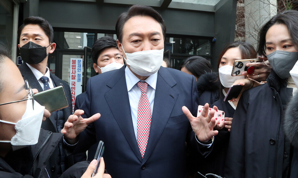 국민의힘 윤석열 대선 후보가 5일 오후 일정을 위해 서울 여의도 당사를 나서며 기자들의 질문을 받고 있다. / 연합뉴스