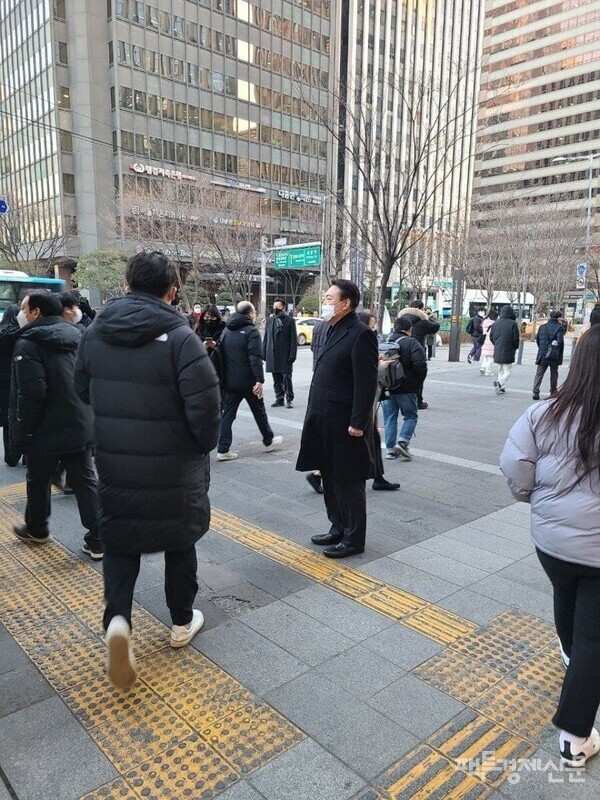 윤석열 국민의힘 대선후보가 6일 오전 국회의사당역 5번 출구 인근에서 출근하는 시민들에게 인사를 건네고 있다. /독자제공