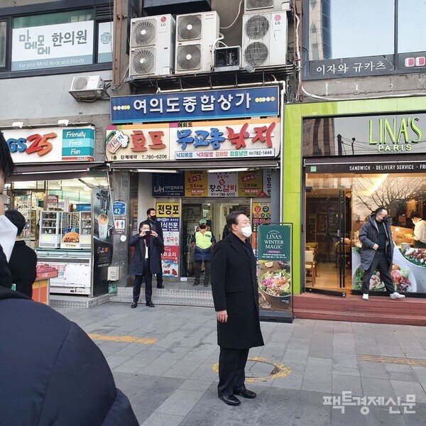 윤석열 국민의힘 대선후보가 6일 오전 여의도역 5번 출구 인근에서 출근하는 시민들에게 인사를 건네고 있다. /독자제공