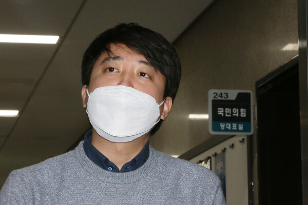 국민의힘 이준석 대표가 5일 오후 서울 여의도 국회 당대표실 앞에서 취재진에게 윤석열 대선 후보의 선대위 쇄신 기자회견에 대한 입장을 밝히고 있다./연합뉴스