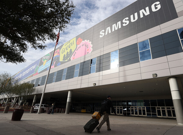 세계 최대 전자·IT 전시회인 'CES 2022' 개막을 이틀 앞둔 3일(현지시간) 미국 네바다주 라스베이거스 컨벤션센터 외벽에 삼성 래핑이 설치돼 있다./연합뉴스