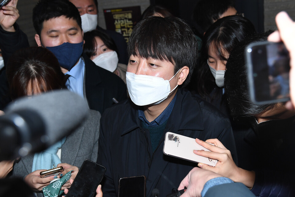 국민의힘 이준석 대표가 6일 오전 서울 여의도 당사에서 비공개 최고위원회의를 마친 후 나서며 취재진의 질문을 받고 있다. / 연합뉴스