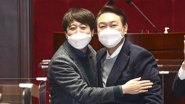 국민의힘 윤석열 대선 후보(오른쪽)와 이준석 대표(왼쪽)가 6일 국회에서 열린 의원총회에서 포옹하고 있다. /국회사진기자단=연합뉴스